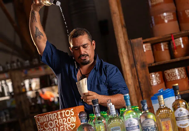Fiesta Cantaritos de tequila preparados al momento en El Corazón Tequilero