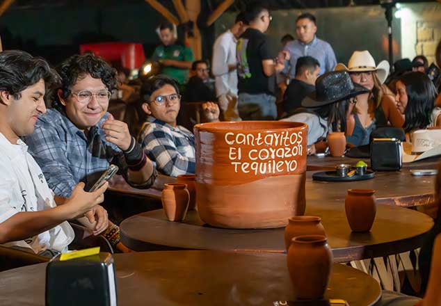Fiesta Cantaritos de tequila preparados al momento en El Corazón Tequilero